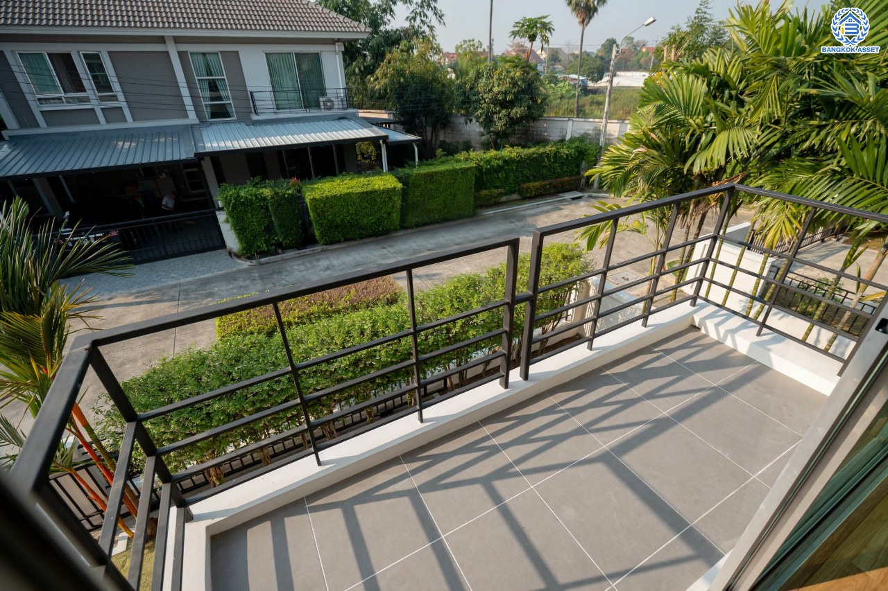 บ้านมือสองตกแต่งใหม่ โครงการ ไลฟ์ บางกอก บูเลอวาร์ด ราชพฤกษ์-รัตนาธิเบศร์ เนื้อที่ 50.3 ตร.ว. ดีไซน์ตอบทุกไลฟ์สไตล์ ฟังก์ชัน 3 ห้องนอน 3 ห้องน้ำ จอดรถได้ 2 คัน บนทำเลติดถนนราชพฤกษ์ เชื่อมต่อทุกเส้นทาง ใกล้รถไฟฟ้าสายสีม่วง "สถานีท่าอิฐ" และจุดขึ้นทางด่วน "ศรีรัช"